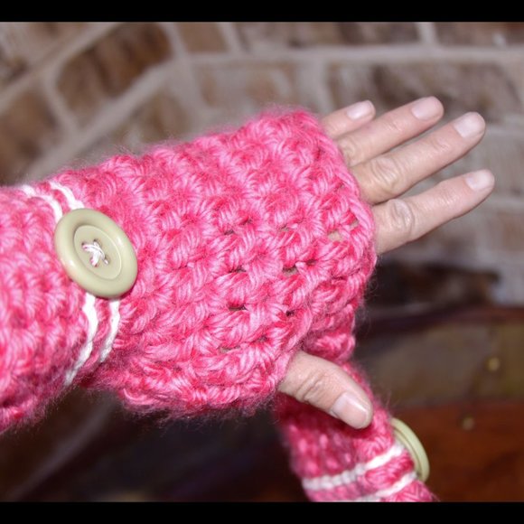 𝅺Pink Winter Knitted Super Soft Fingerless Short Gloves Mittens with Buttons - Picture 3 of 3
